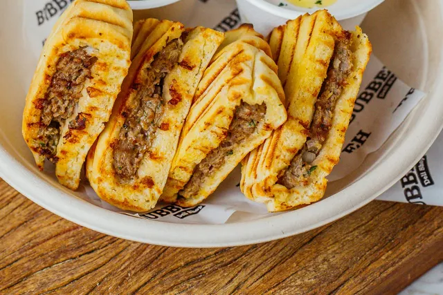 Arais do Bubbeleh: pão pita tostado recheado com carne temperada, com aioli