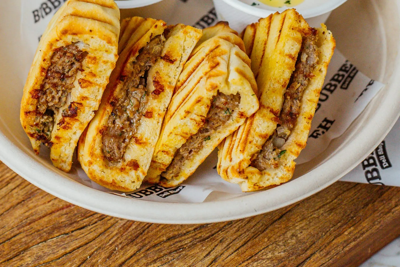 Arais do Bubbeleh: pão pita tostado recheado com carne temperada, com aioli