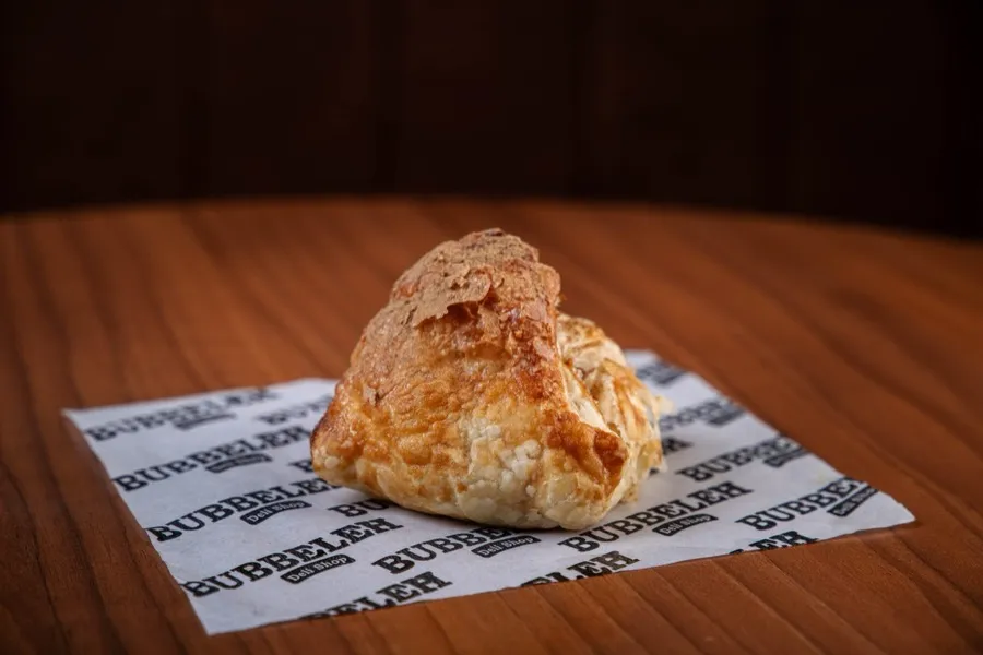 Bureka doce de banana com queijo meia cura do Bubbeleh