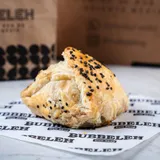 Bureka de batata com cebola caramelizada do Bubbeleh