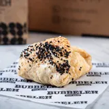 Bureka de espinafre com ricota e queijos do Bubbeleh