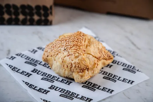 Burekas de ricota e queijos douradas, assadas na hora no Bubbeleh em Pinheiros