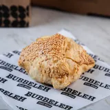 Bureka de ricota e mix de queijos do Bubbeleh