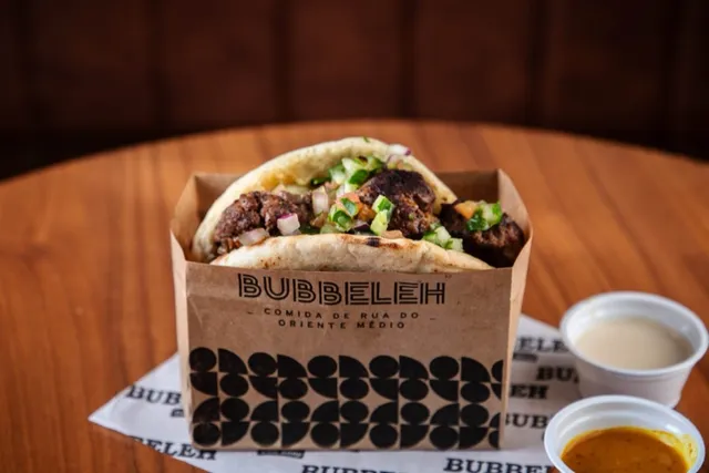 Kebab de cordeiro do Bubbeleh: carne grelhada no pão com homus, tahine e salada