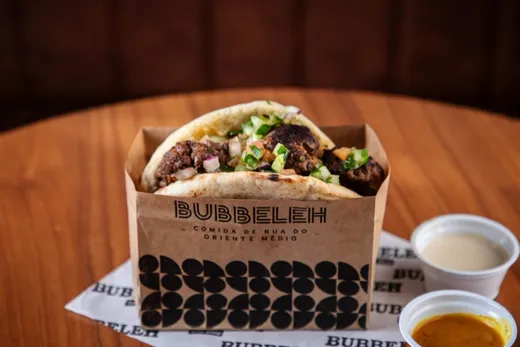Kebab de cordeiro do Bubbeleh: carne grelhada no pão com homus, tahine e salada