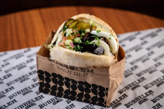 Sabich do Bubbeleh: pão pita com berinjela frita, ovo cozido, salada israelense e tahine