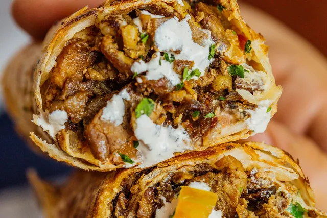 Shawarma de carne do Bubbeleh: fatias finas no pão com homus, tahine e salada